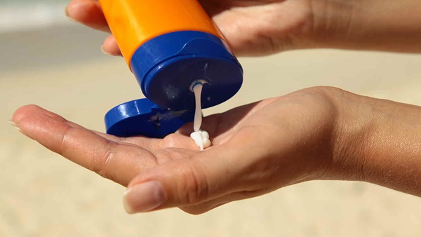 mettre de la crème solaire